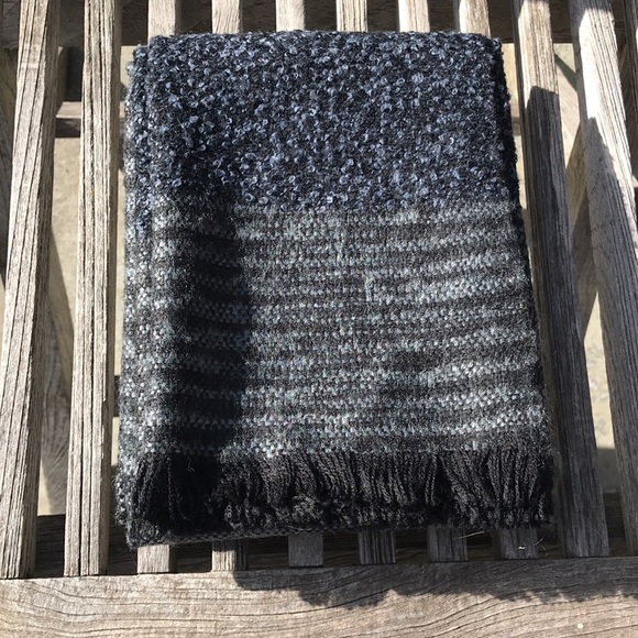 NWOT Tex by Max Azria wool-like grey scarf - Picture 12 of 13